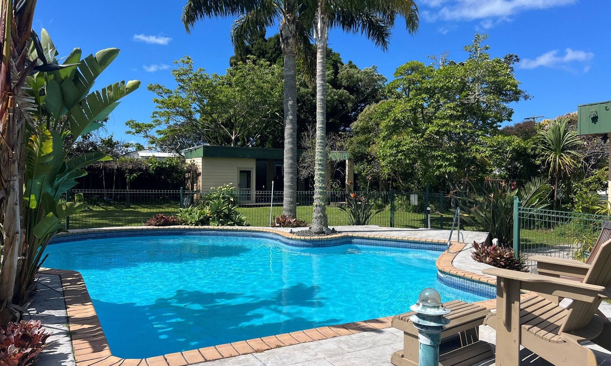 Manly House | Big Comfy Bach 200m wander to Beach Wifi Netflix Bring your friends & your dog