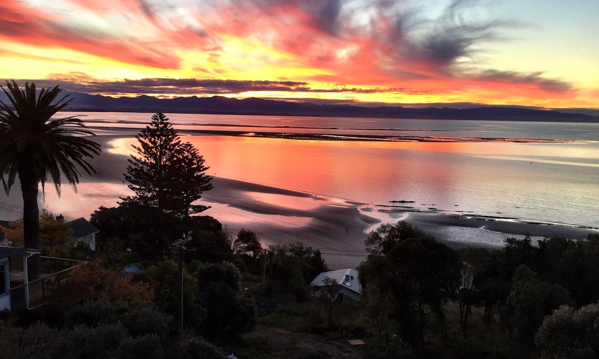 Nelson House | Bisley Beach House - 3 minutes walk to Tahunanui Beach
