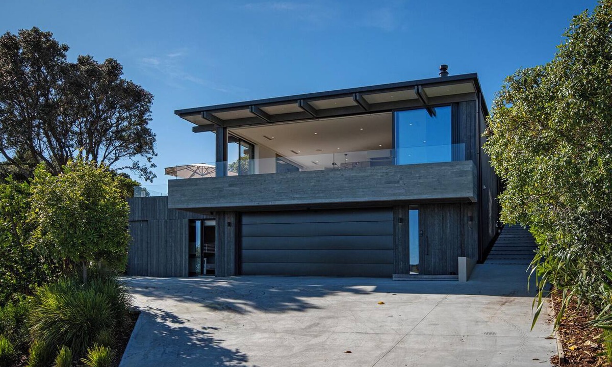 Langs Beach House | Black House Red Roof - Langs Beach Holiday Home