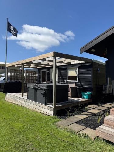 Kuaotunu Ski Chalet | Black Sails Kuaotunu - escape with spa!