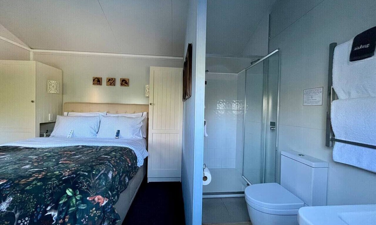 Lincoln Cottage | Blackbird Cottage-Country Comfort, Birdsong & Pigs