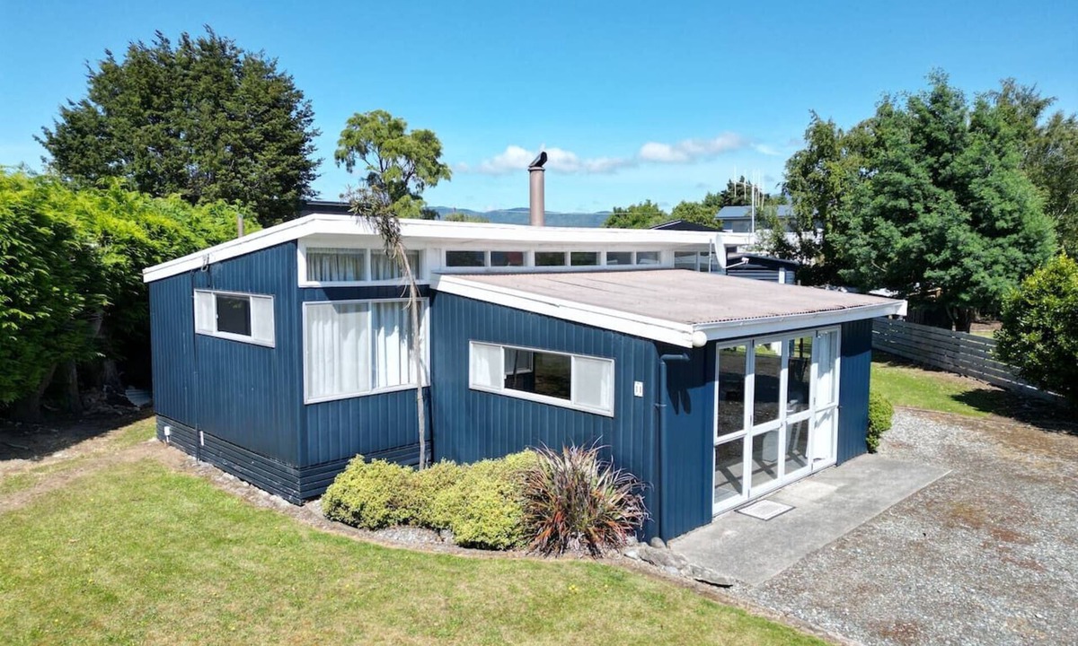 Te Anau House | Blue Bach in the Loop