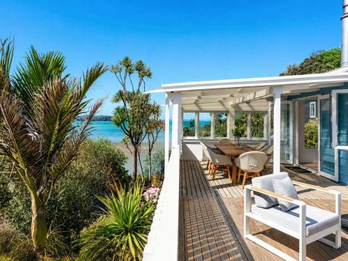 Surfdale House | Bluebelle - Stay Waiheke