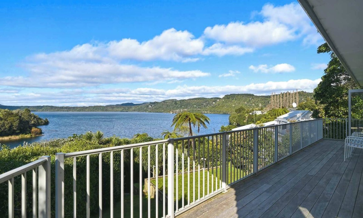 Lake Tarawera House | Boat Shed Bay - Lake Tarawera, Jetty & Spa Pool