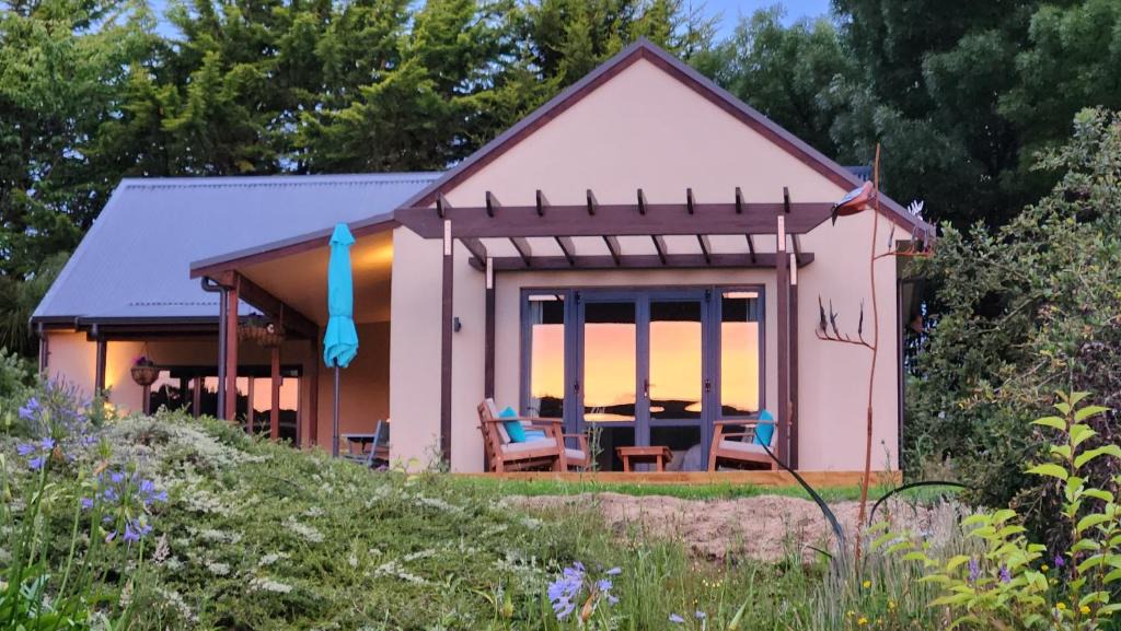 Upper Hutt House | Boutique Art Retreat