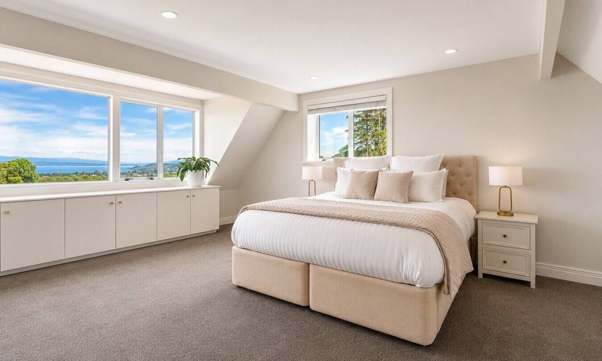 Nukuhau House | Boutique Estate Stay, Spa, Pool & Lake Views