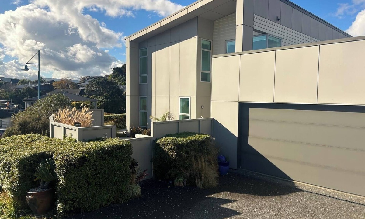 Whitby House | Bright, Contemporary Sanctuary. Beach and City buzz on your doorstep