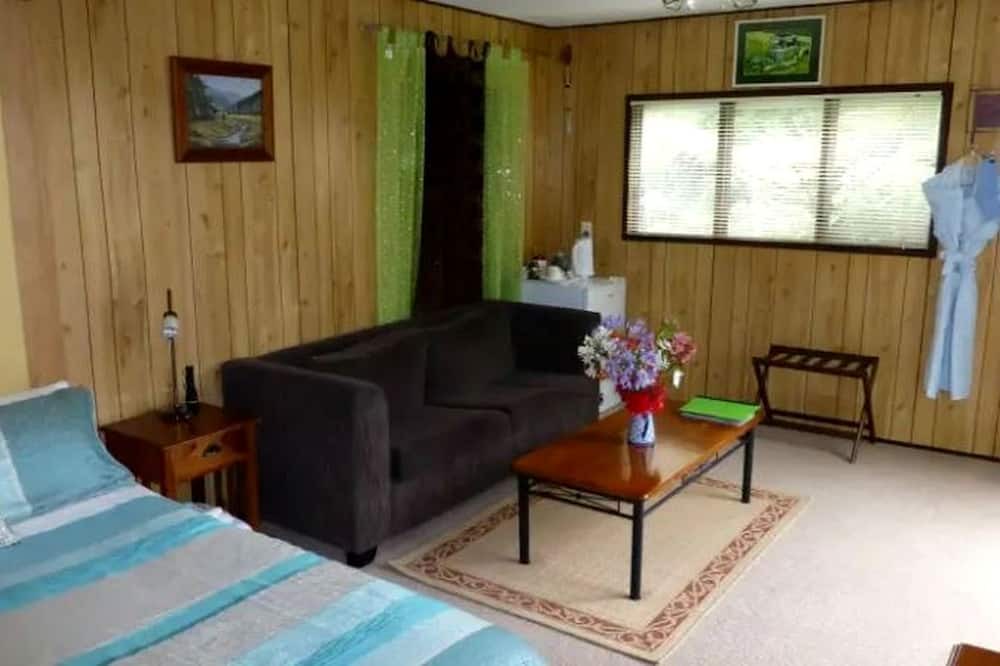 Ngongotaha Cabin | Bright Family Suite on Lovely Farm near Rotorua, New Zealand