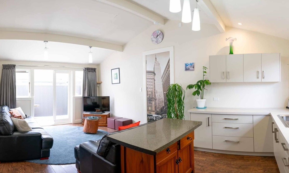 Palmerston North House | Built for Teams: Spacious Multi-Unit Stay with Secure Parking for 5