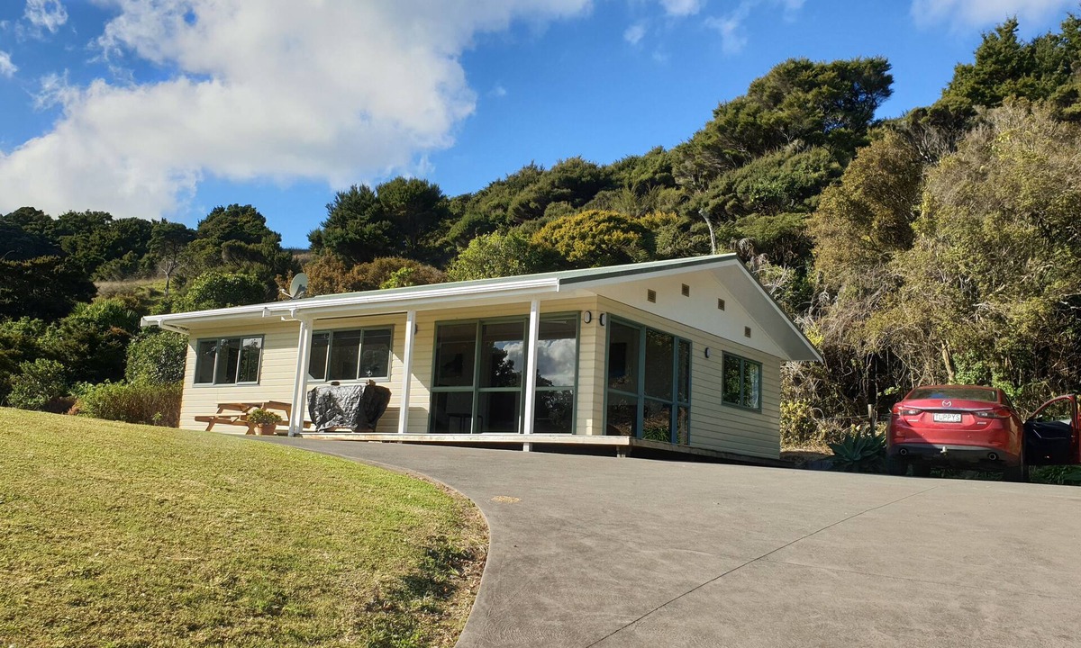 Whangarei Heads Cottage | Bush backdrop and Bay views