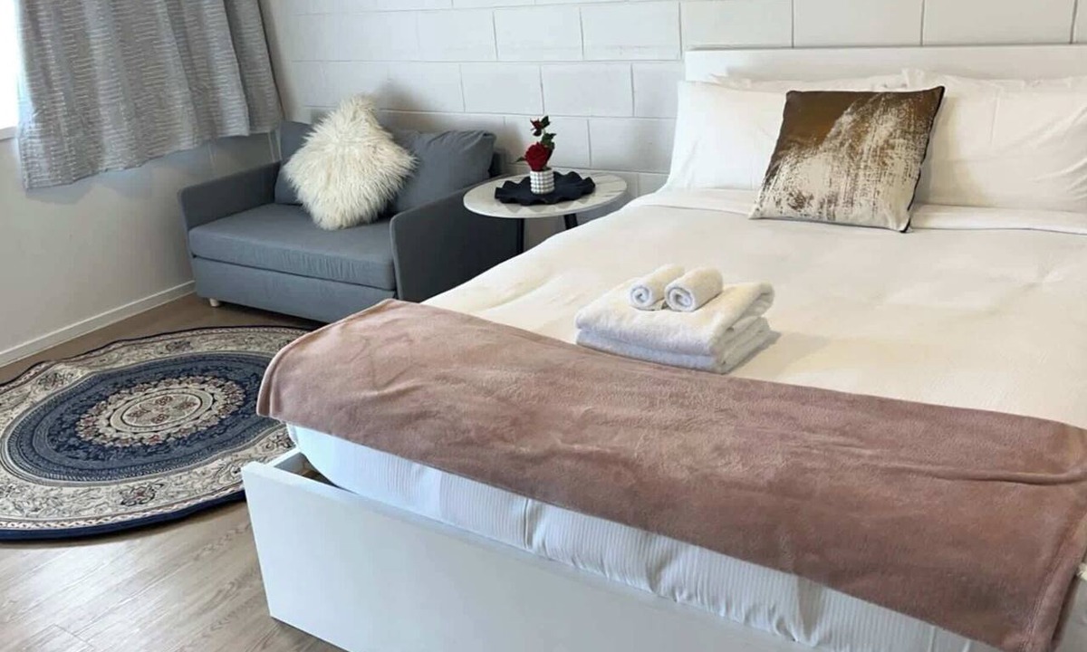 Epsom Apartment | Calm Studio in the Heart of Epsom Self Contained