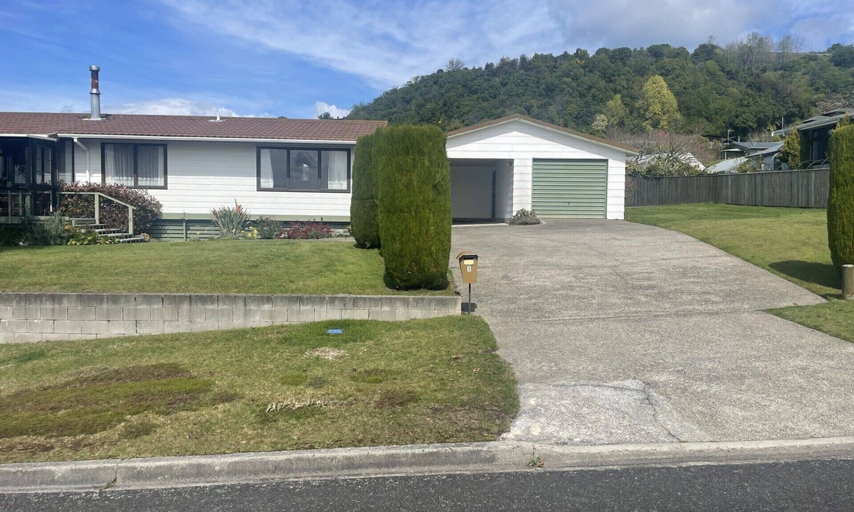 Taupo House | Central Acacia Bay - Walk to everything