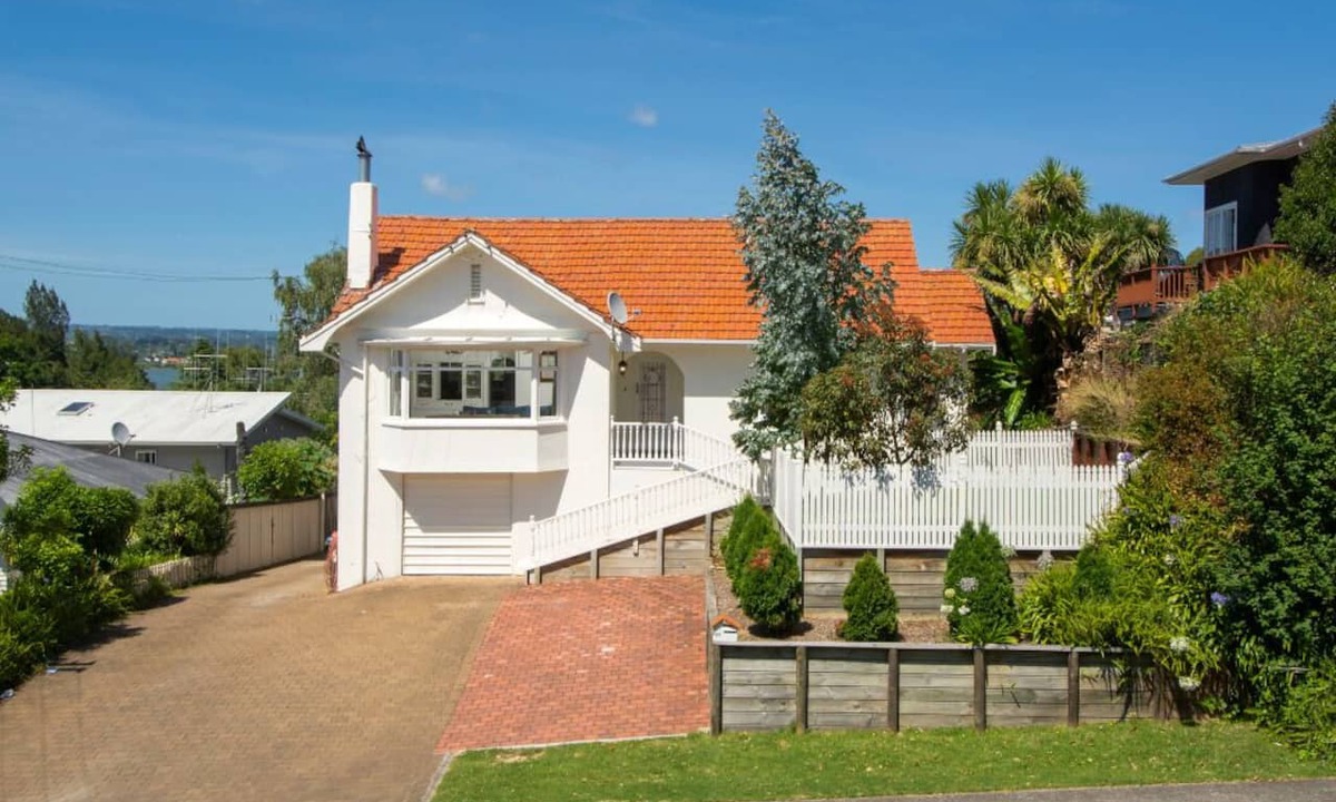 Tauranga South House | Central & StylishTauranga Home with separate we flat option