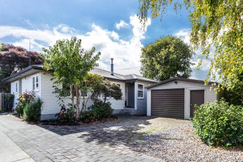 Taupo House | Central Taupo Getaway by Aotearoa Escapes