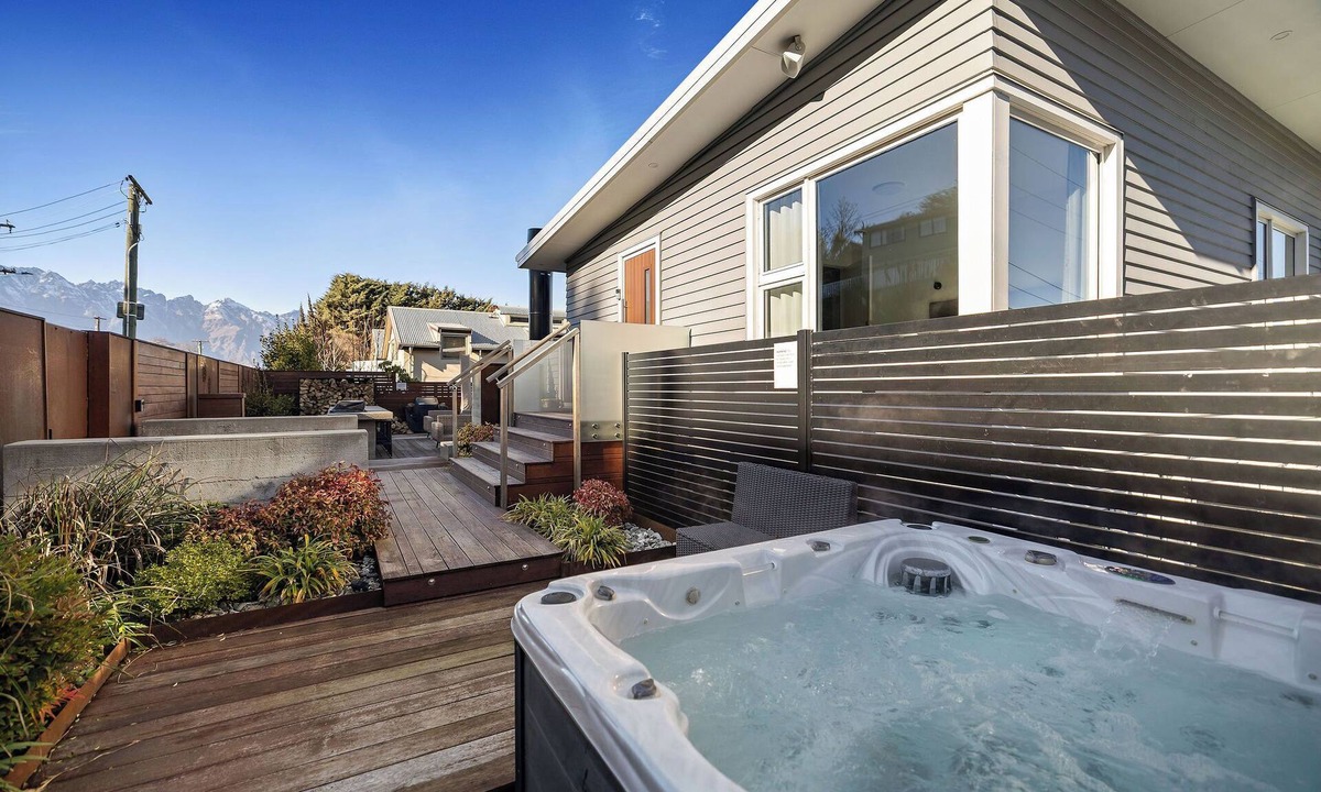Queenstown City Centre Apartment | Centrally Located w/Hot Tub & Amazing Outside Area