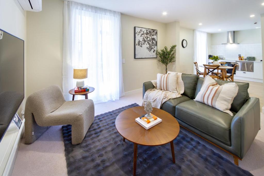 Christchurch City Centre Apartment | Charming 2 Bedroom Rose Cottage with Parking