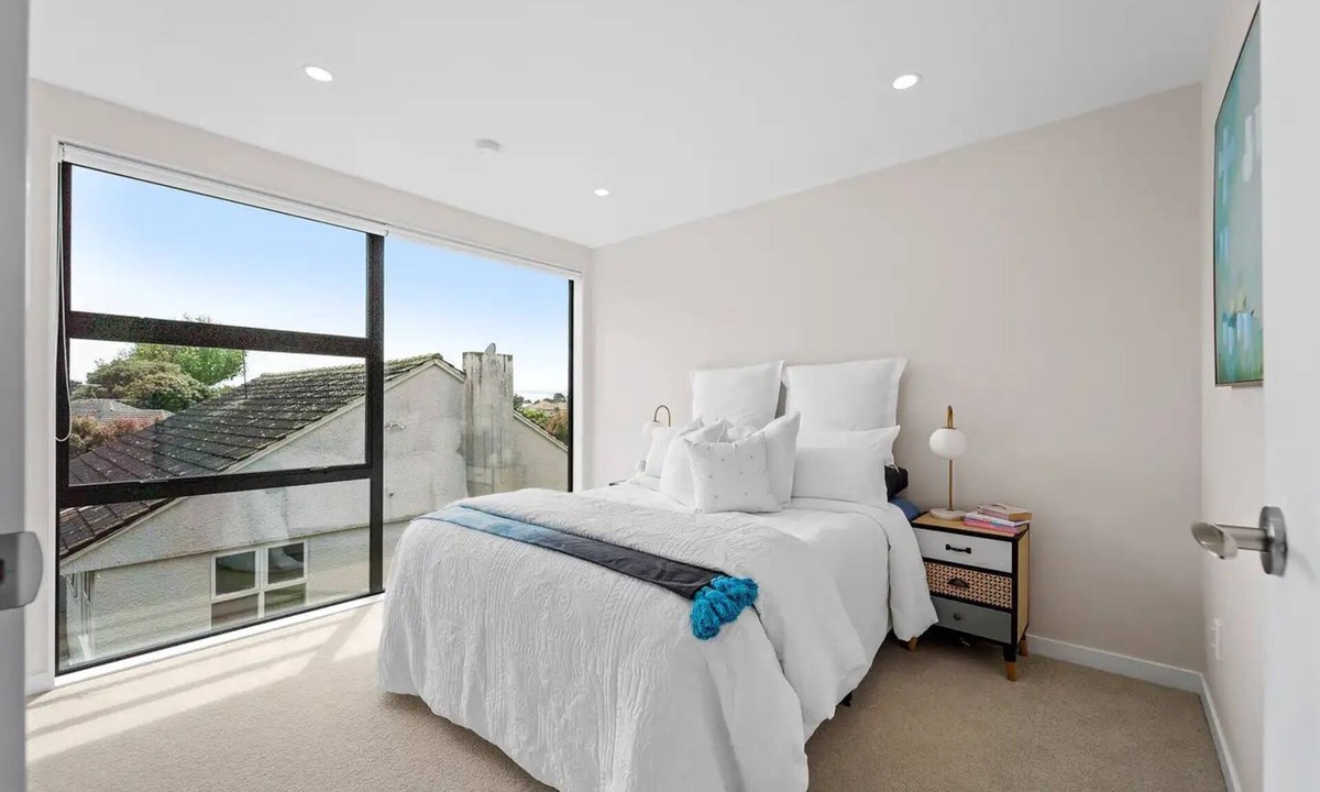 Auckland House | Charming 3-bedroom house with fitness room, WiFi in vibrant Auckland