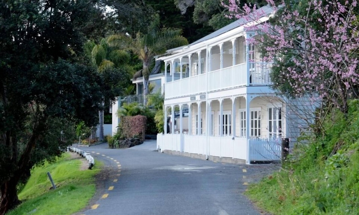 Opua Apartment | Charming Beachfront Retreat at Bay View – Step Back in Time by the Sea (Flat 2)