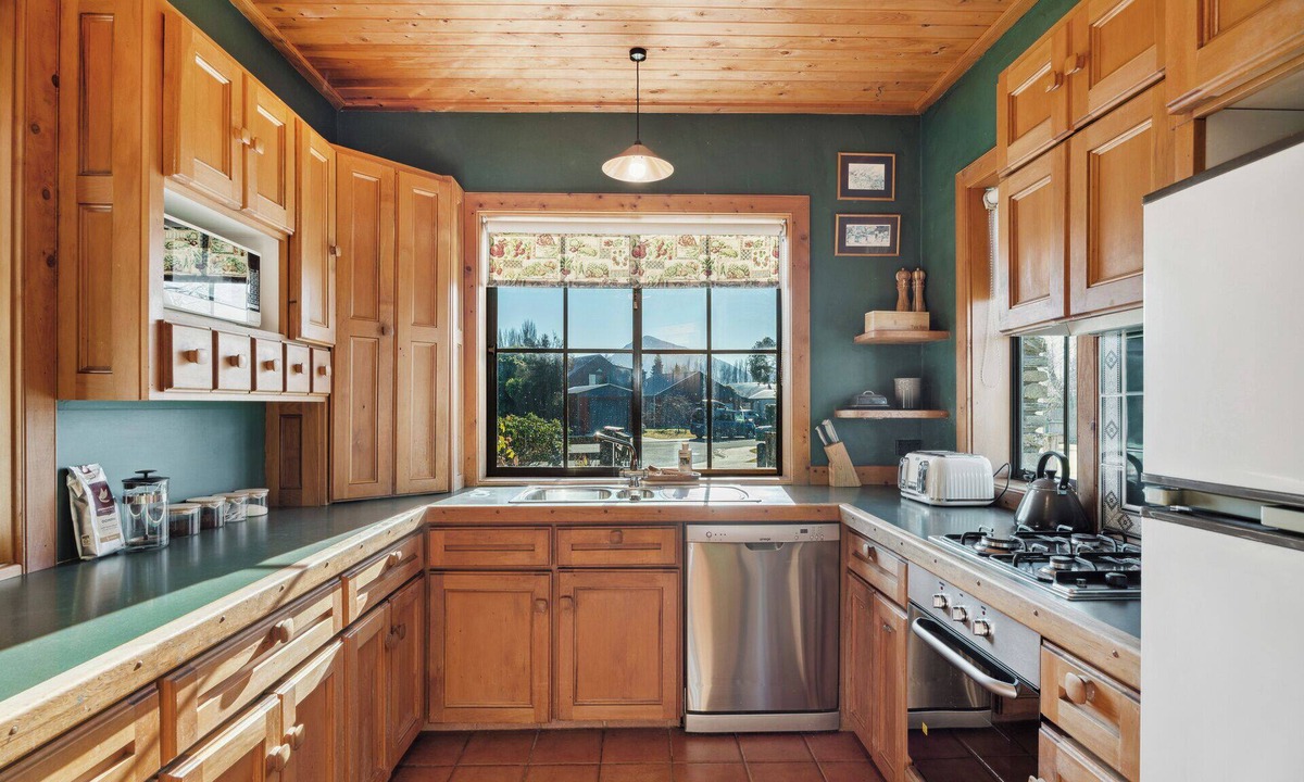 Albert Town House | Charming Stone Cottage - Wanaka Holiday Home
