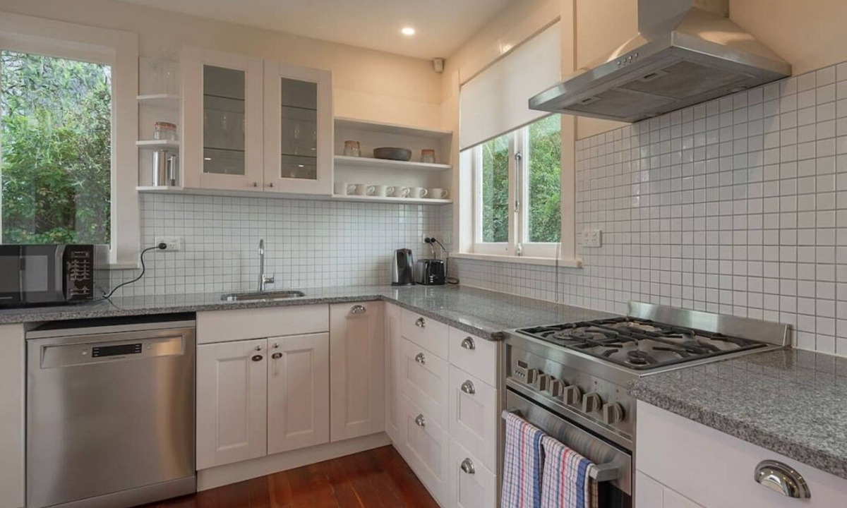 Takapuna Apartment | Charming Takapuna Residence|by Furnished Rentals
