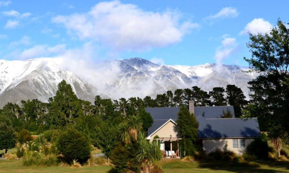 Windwhistle Cabin | Charming Weekend Getaway with Hillside and Mountain Views near Christchurch, New Zealand