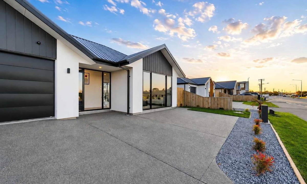 Hornby Apartment | Christchurch Stay | Hot Tub & Billiards | Sleeps 9