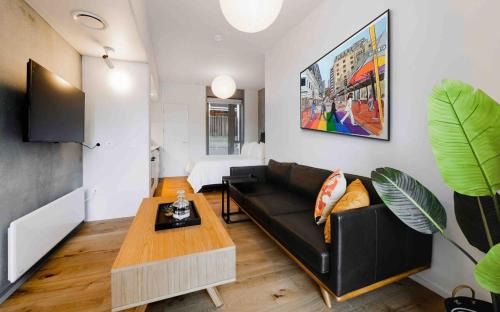 Te Aro Apartment | City Central Retreat - Sleek Studio Living