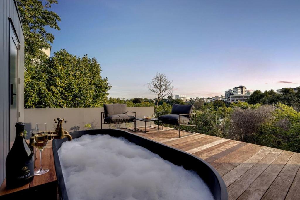 Hamilton East House | City Centre, Luxe Retreat, Outdoor Tub -By KOSH