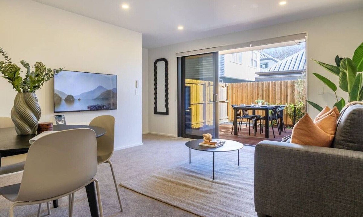 Linwood House | City Fringe 2BR 2BA Townhouse | Parking + EV