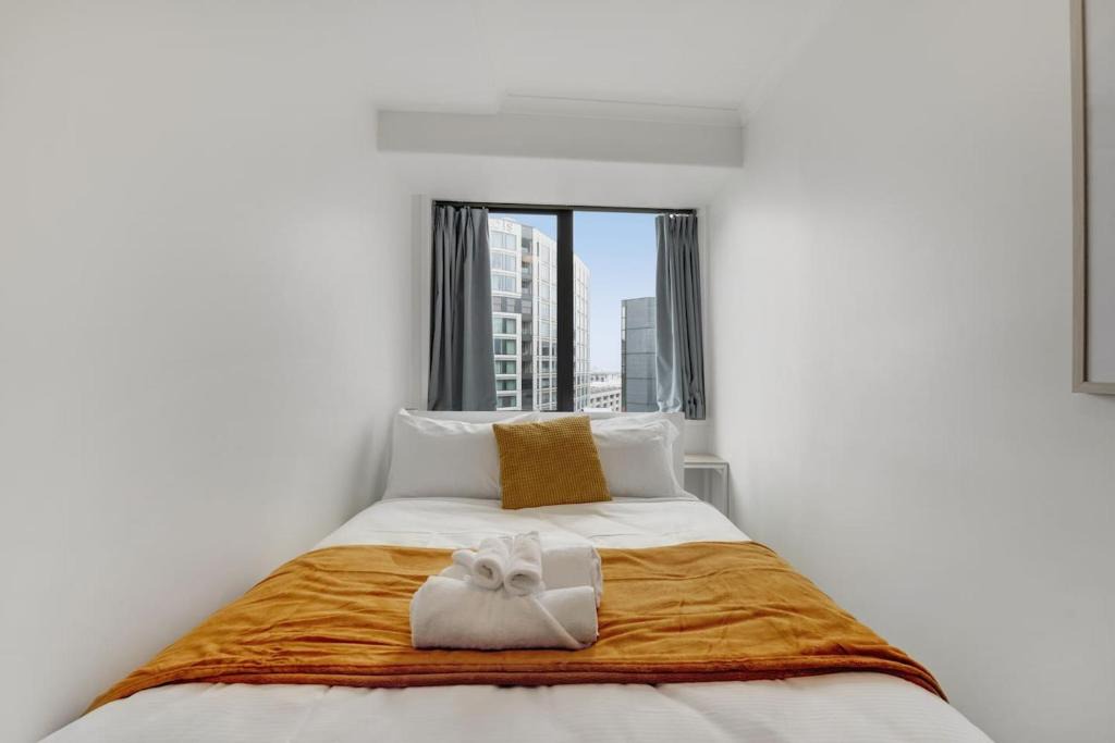 Grafton Apartment | Cityscape Abode near Hospital and Queen St