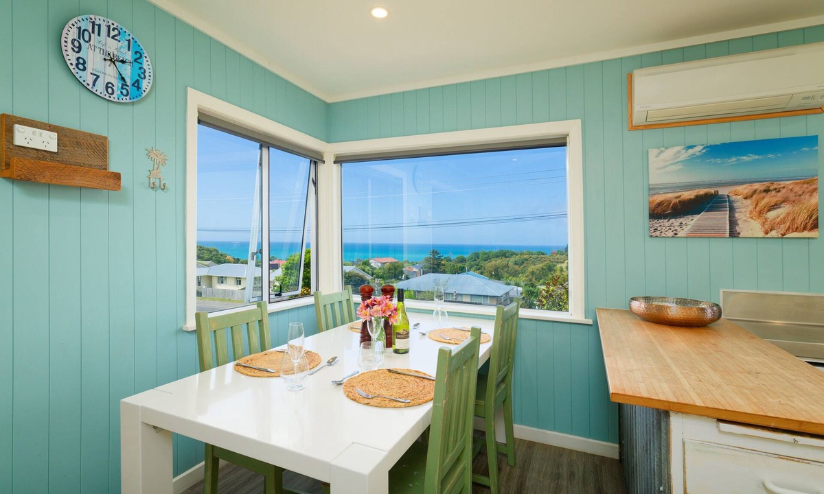 Kaikoura House | Classic Charm | Sea & Mountain Views | Family Fun - KK95170