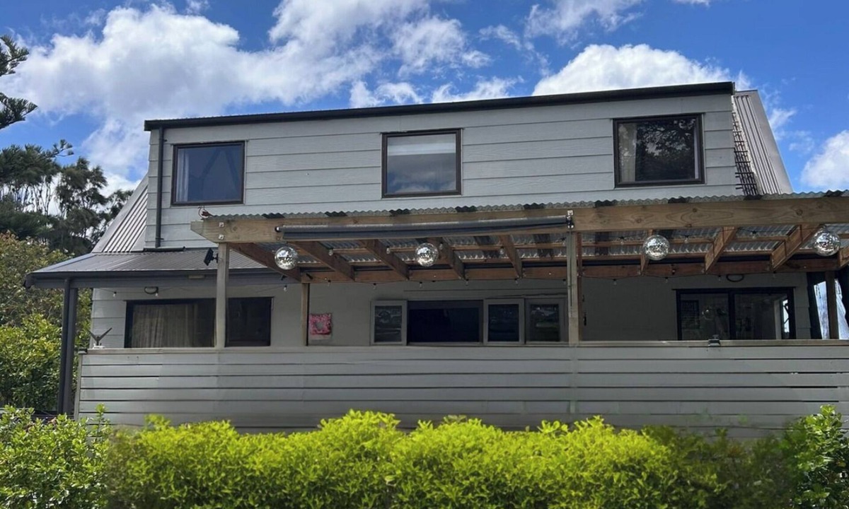 Waipu Cove House | Classic Kiwi Bach at Waipu Cove