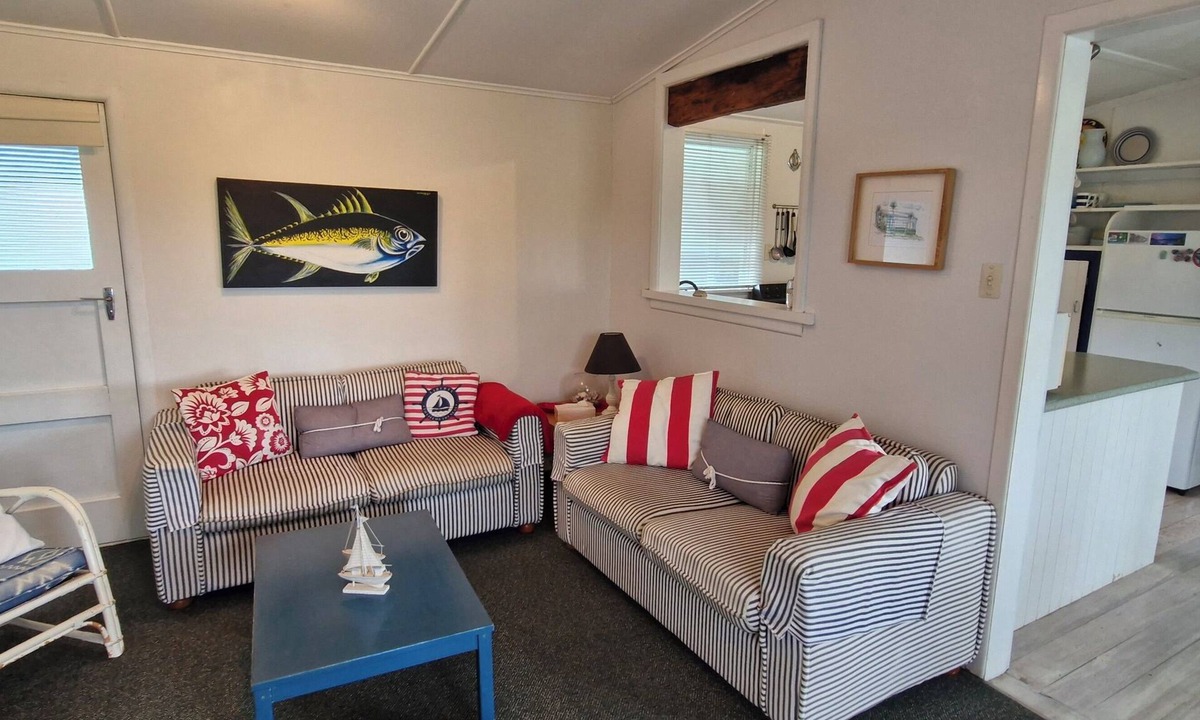 Raglan House | Classic Kiwi bach - Harbour View