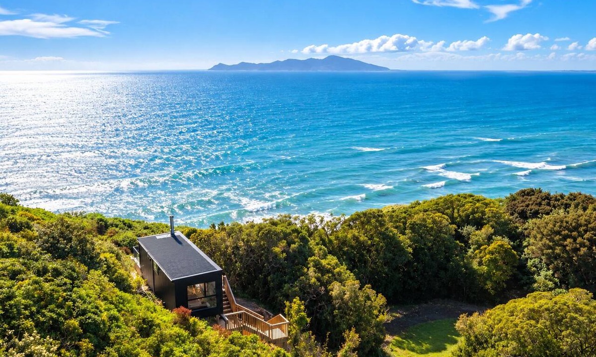 Pukerua Bay Cabin | Clifftop Tiny House Sea Views & Kāpiti Island