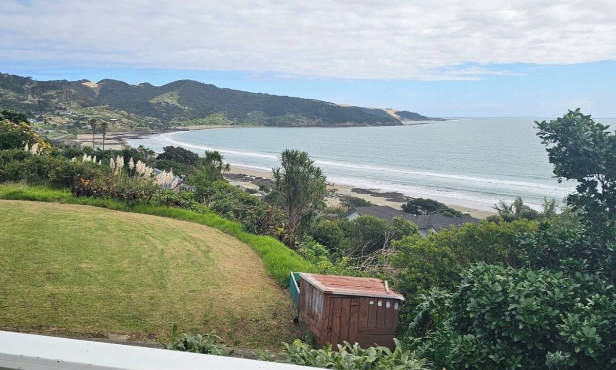 Ahipara House | Coastal Bach with Hot Outdoor Shower & Shipwreck Bay Surf & 90 Mile Beach Views