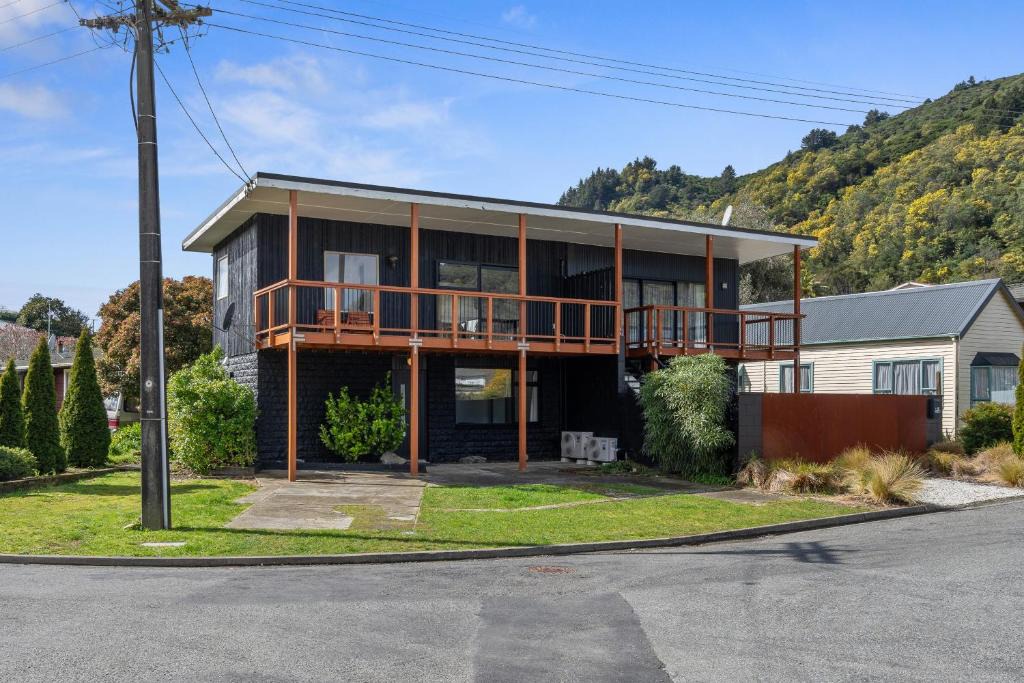 Picton House | Coastal Charm - Picton Holiday Home