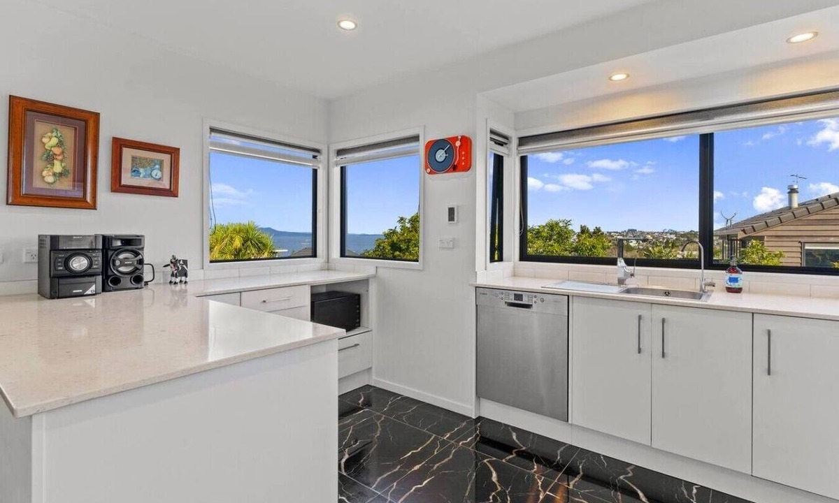 Browns Bay Apartment | Coastal Home with Rangitoto and Sea Views nr Beach