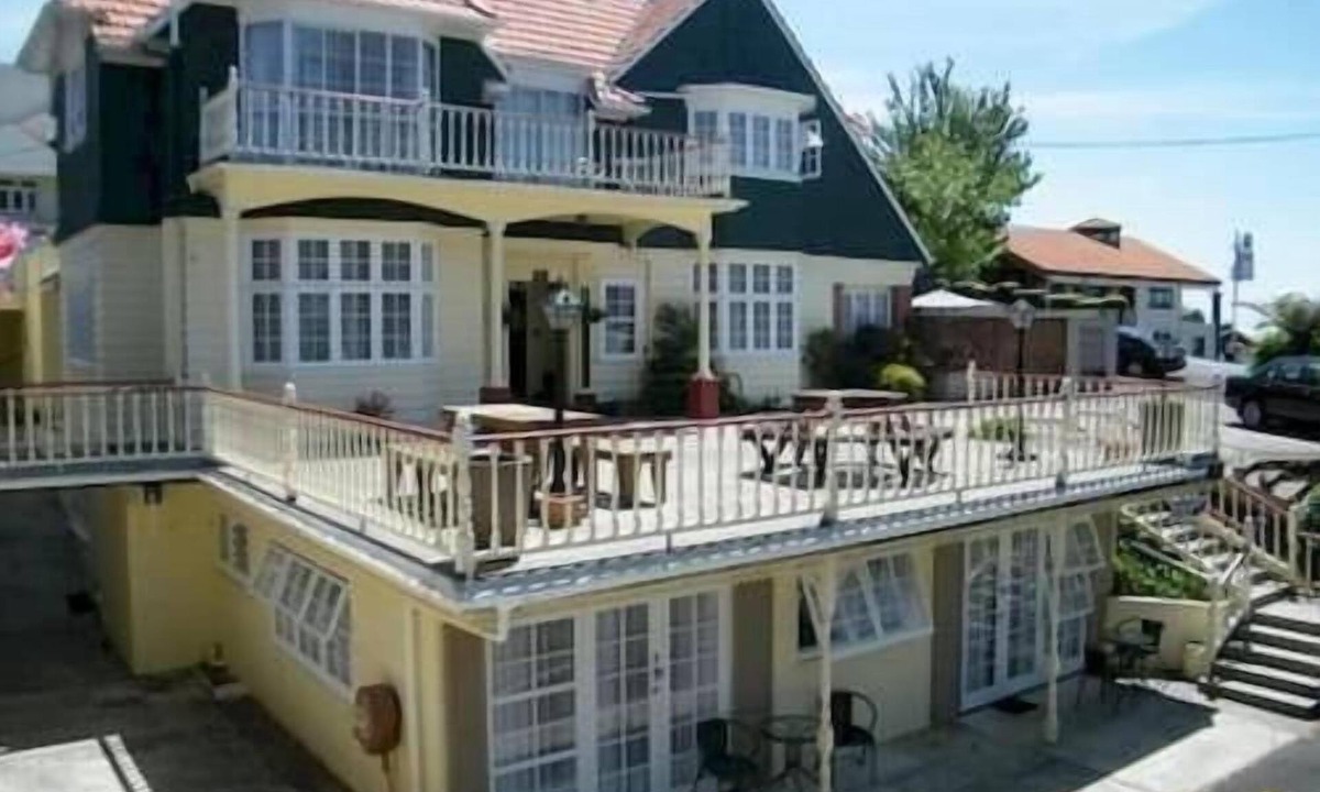 Hamilton Lake Hotel | Colonial City Motel and Conference Centre