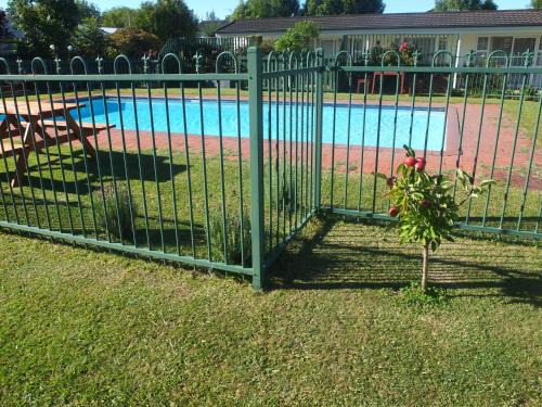 Cambridge Hotel | Colonial Court Motel