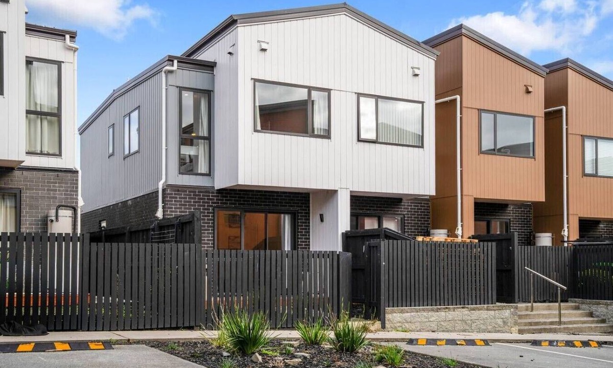 Flat Bush Villa | Contemporary Flat Bush Oasis | Parking and Air-Con