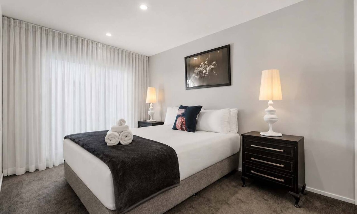 Hamilton Apartment | Corporate Stay | Central Location | Park Securely