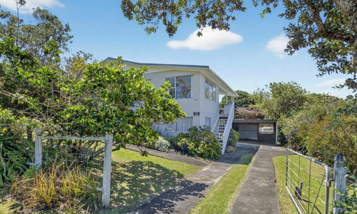 Leigh House | Cosy Beach house with Sea Views- walking distance to the shops and beach!