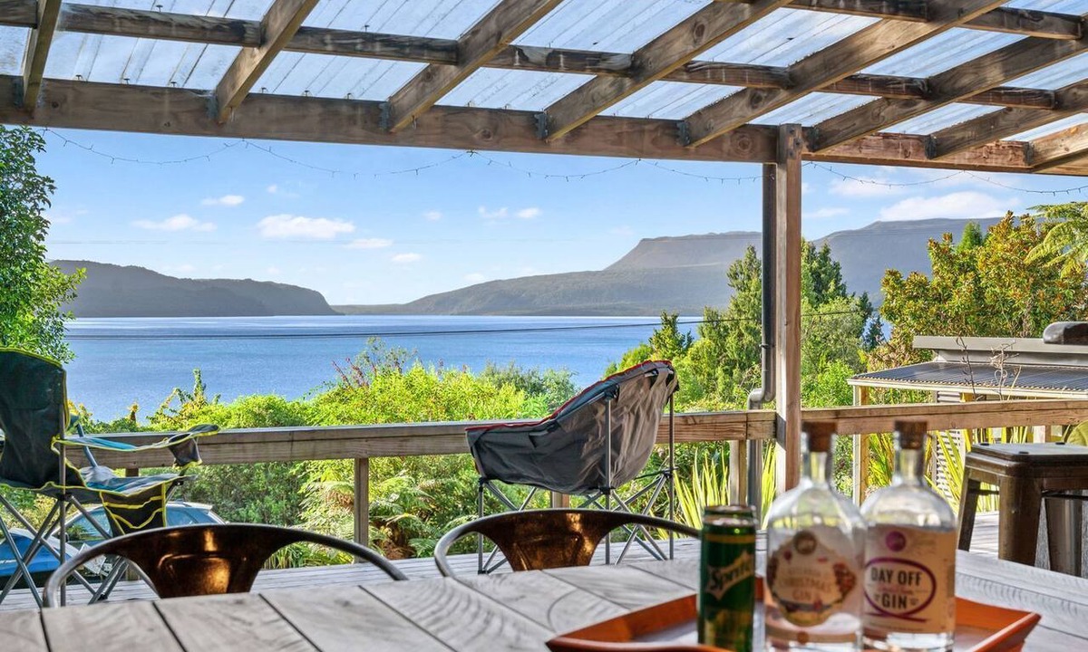 Lake Tarawera House | Cosy kiwi bach nestled into the native bush with amazing lake views