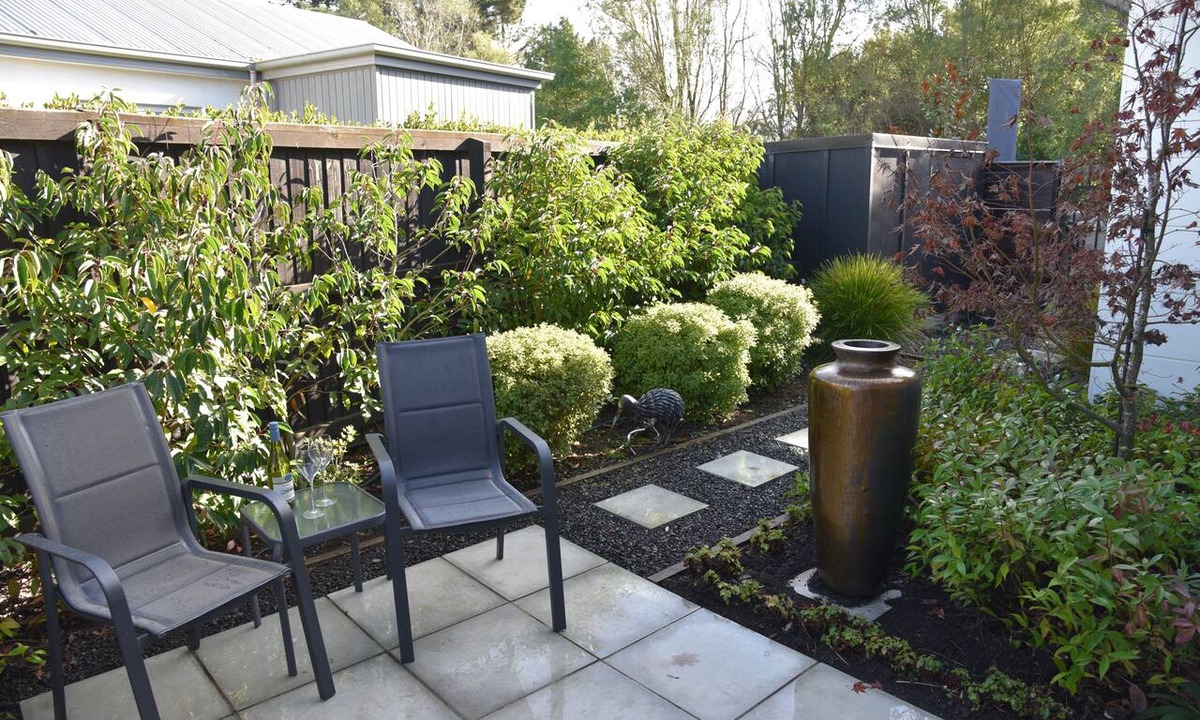 Harewood Apartment | Cosy Luxury near Airport - Continental Breakfast, Spa and Pool