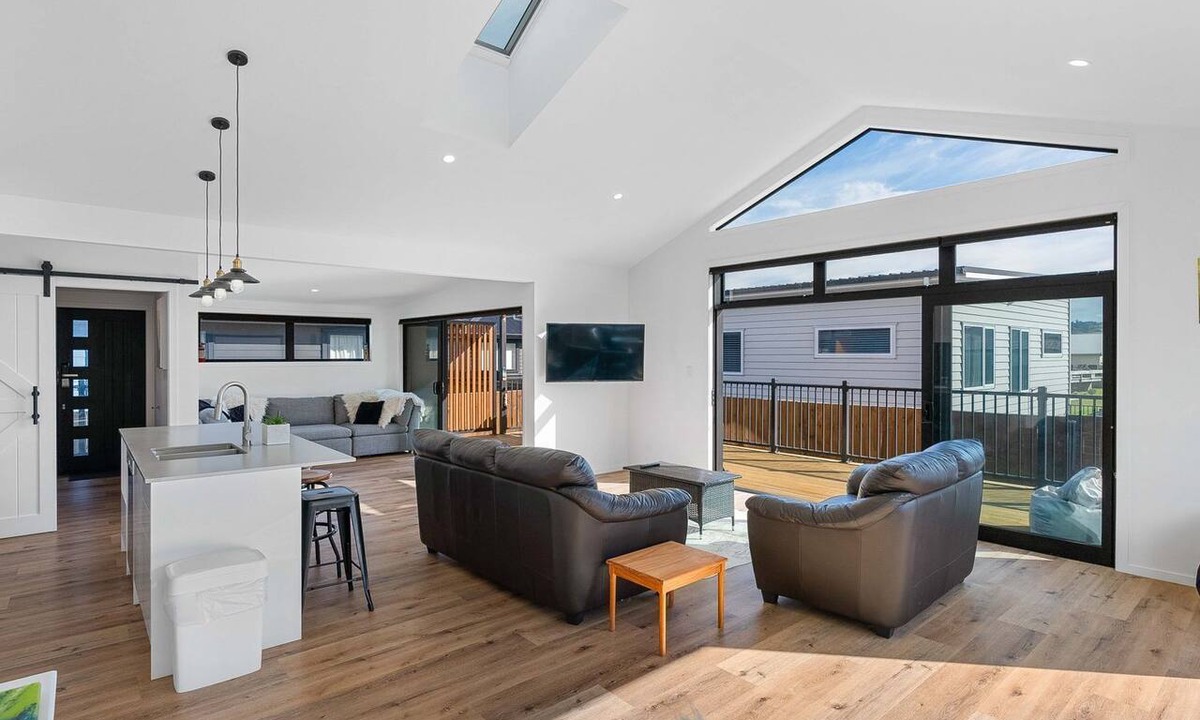 Waihi Beach House | Cosy Sun trap, Close to beach and the iconic yellow Dairy.