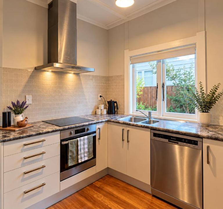 Frankton House | Country Charm - King Bed - Walk to Stadium & CBD