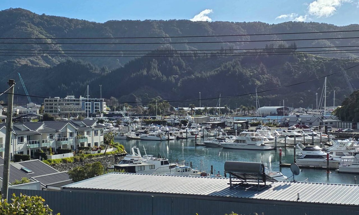 Picton Apartment | Cozy Apartment with Marina Views