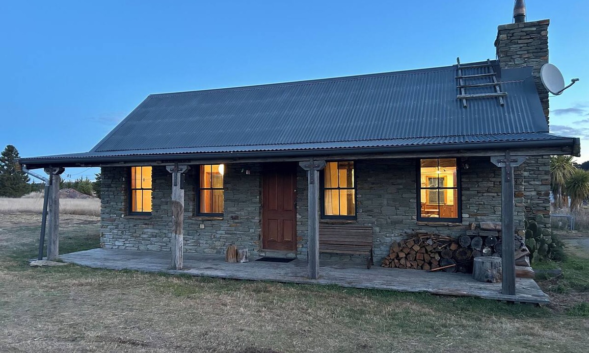 Wanaka House | Cozy Cottage Mountain Views