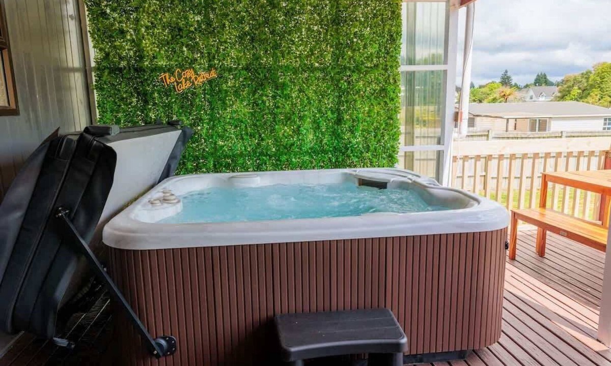 Hamurana House | Cozy Lake Retreat - Games Room, Spa, Sleeps 6