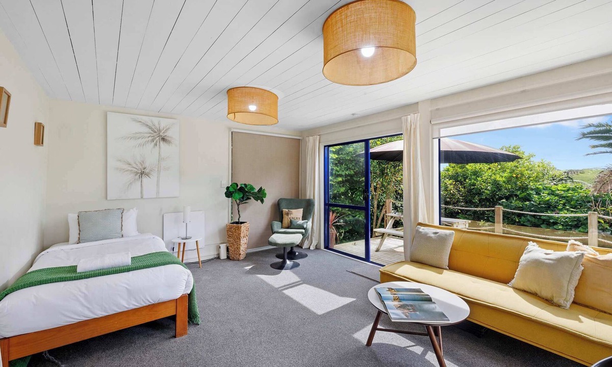 Oakura Apartment | Cozy Studio in Oakura Village